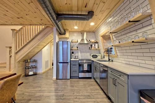 Dapur atau dapur kecil di 10 Min To Helen Hot Tub, Mtn Views, Game Room