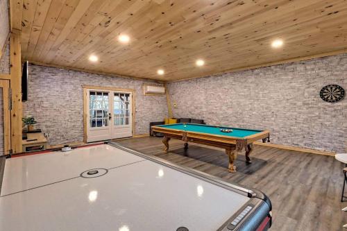 Meja biliard di 10 Min To Helen Hot Tub, Mtn Views, Game Room