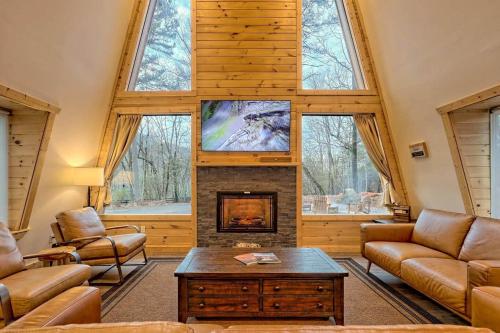 Ruang duduk di 10 Min To Helen Hot Tub, Mtn Views, Game Room