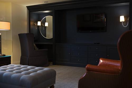 a living room with a chair and a television at College Park Marriott Hotel & Conference Center in College Park