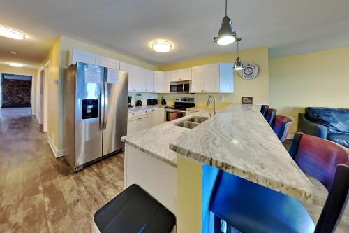 Kuchyň nebo kuchyňský kout v ubytování Put-in-Bay Waterfront Condo #109