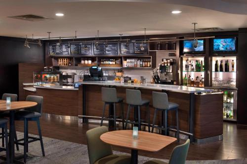 Lounge nebo bar v ubytování Courtyard by Marriott Lebanon