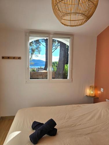 une chambre avec un lit et une fenêtre dans l'établissement Oxygène - à 5min de la mer, grande terrasse vue mer - parking, vélo & terrain de tennis - By AURAconciergerie, aux Lecques