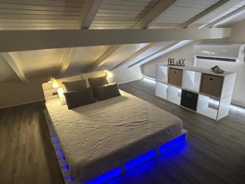 a room with a bed and a couch in a room at Bwa Kanel - Logement moderne avec SPA- Venez profiter d'une parenthèse de bien-être ! in Ducos