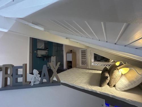 a room with a bed with a sign in it at Bwa Kanel - Logement moderne avec SPA- Venez profiter d'une parenthèse de bien-être ! in Ducos