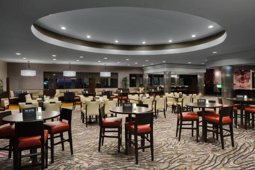 a restaurant with tables and chairs in a room at Courtyard Miami Downtown Brickell Area in Miami