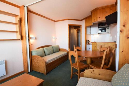 un petit salon avec une table et un canapé dans l'établissement Résidence Aime 2000 - Studio 3/4 pers - AIME 2000 - Partie Chamois - PLAGNE AIME 2000 MAE-8021, à La Plagne Tarentaise