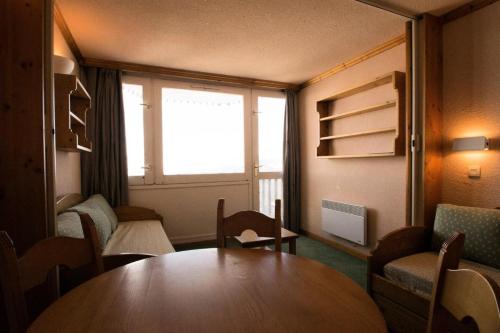 une pièce avec une table, des chaises et une fenêtre dans l'établissement Résidence Aime 2000 - Studio 3/4 pers - AIME 2000 - Partie Chamois - PLAGNE AIME 2000 MAE-8021, à La Plagne Tarentaise