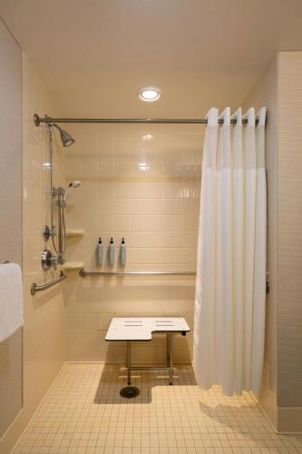Bilik mandi di Courtyard by Marriott Madison West / Middleton
