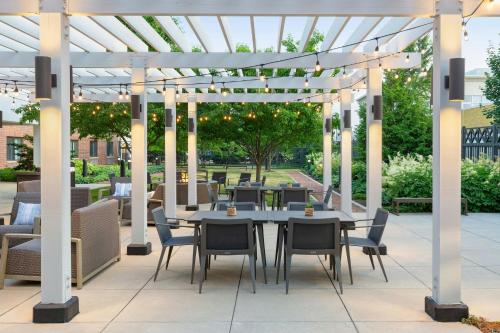 Taman di luar Courtyard by Marriott Madison West / Middleton