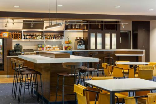 Lounge atau bar di Courtyard by Marriott Madison West / Middleton