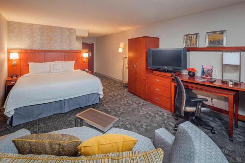 Televisyen dan/atau pusat hiburan di Courtyard by Marriott Madison West / Middleton