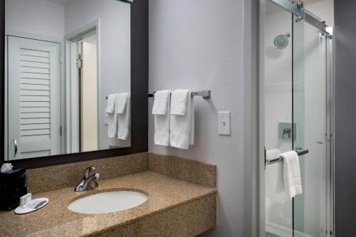 Ένα μπάνιο στο Courtyard by Marriott Rockville