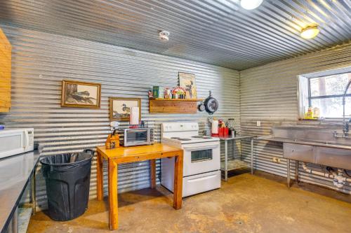 Dapur atau dapur kecil di Waterfront Lodge on Lake Tawakoni Group Getaway!