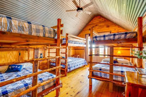 Katil atau katil-katil dalam bilik di Waterfront Lodge on Lake Tawakoni Group Getaway!