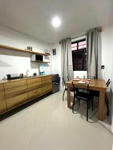 a kitchen and dining room with a table and chairs at Casa Magdalena N1 in San Pedro La Laguna