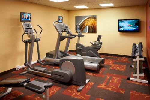 a gym with cardio equipment in a hotel room at Courtyard Toledo Airport Holland in Holland