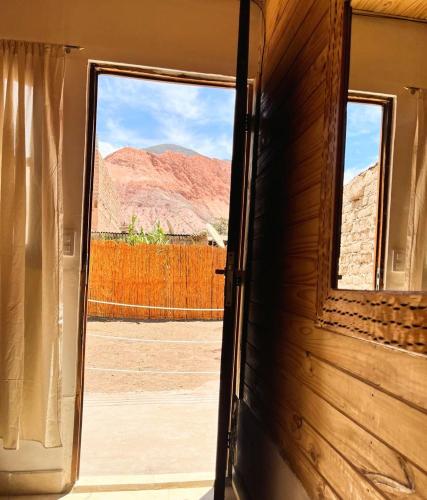 eine offene Tür zu einem Zimmer mit Bergblick in der Unterkunft Cabaña La escondida I in Purmamarca