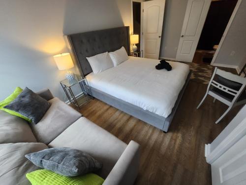 a bedroom with a bed and a black cat sitting on a bed at Amazing ATL downtown houses - minutes walk to bars, food and transport! in Atlanta