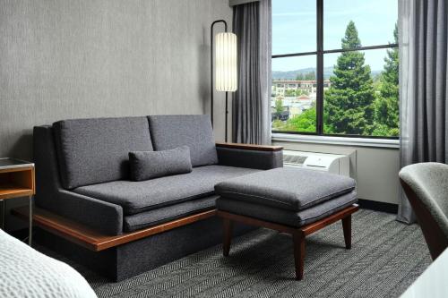 a living room with a couch in a hotel room at Courtyard by Marriott Santa Rosa in Santa Rosa