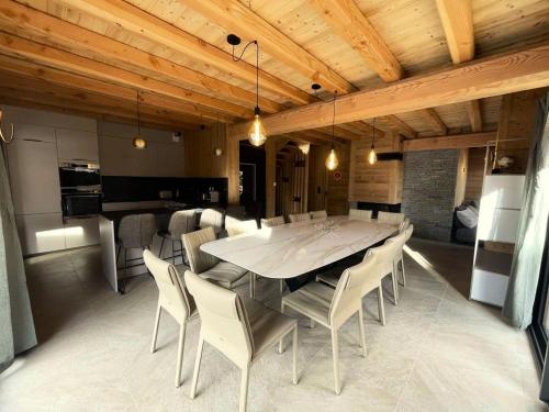 Photo de la galerie de l'établissement Chalet Le Saje - Chalet NEUF de 14 pers, 200 m2, terrasse et spa, Les 2 Alpes centre MAE-7631, à Vénosc
