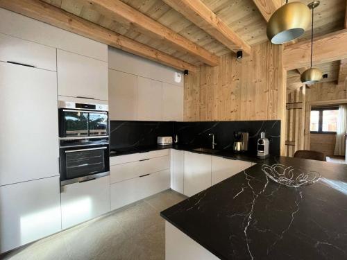 Photo de la galerie de l'établissement Chalet Le Saje - Chalet NEUF de 14 pers, 200 m2, terrasse et spa, Les 2 Alpes centre MAE-7631, à Vénosc