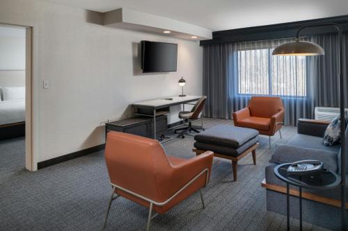 TV a/nebo společenská místnost v ubytování Courtyard by Marriott Providence Lincoln