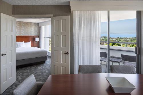 Postel nebo postele na pokoji v ubytování Courtyard by Marriott Richmond Berkeley