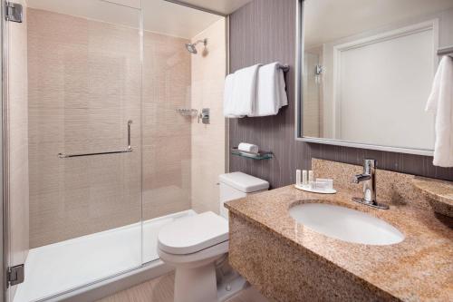 Koupelna v ubytování Courtyard by Marriott Richmond Berkeley