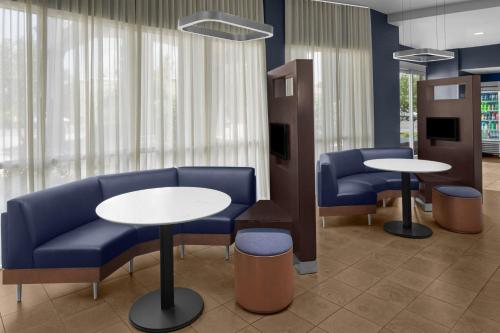 Χώρος καθιστικού στο Courtyard Tampa Oldsmar