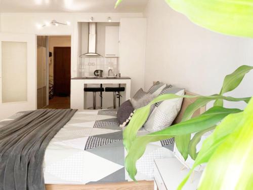 une chambre avec un grand lit et une cuisine dans l'établissement Nice apt nearby arc triomphe champe elysee, à Paris