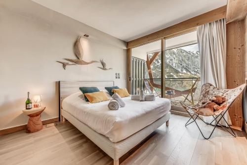 une chambre avec un lit, une chaise et une fenêtre dans l'établissement Résidence Phoenix - 3 Pièces pour 4 Personnes MAE-0401, à Tignes