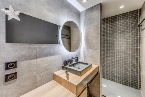 une salle de bain avec un lavabo et un miroir dans l'établissement Résidence Phoenix - 3 Pièces pour 4 Personnes MAE-0401, à Tignes