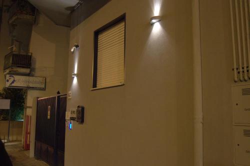 a wall with a window and a light on it at Civico 83 in Reggio Calabria