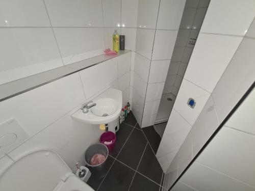 Un baño de small private room for 1 to 5 people