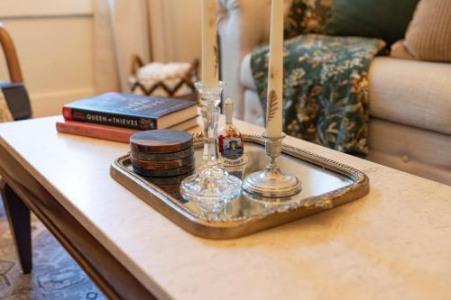 Гостиная зона в Historic orlando Casita Joy, DT, Lake Eola, Delaney park, 2 bedrooms 1 bathroom Unit B