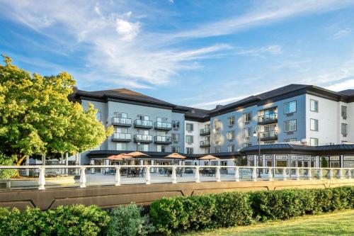 ポートランドにあるCourtyard by Marriott Portland Northの傘飾り建築