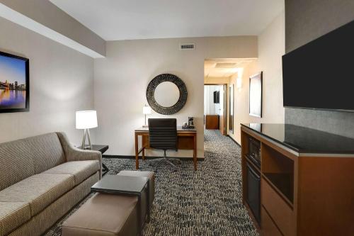 Ruang duduk di Drury Plaza Hotel Cincinnati Florence