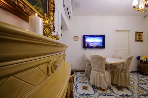 Giallo Napoletano Home
