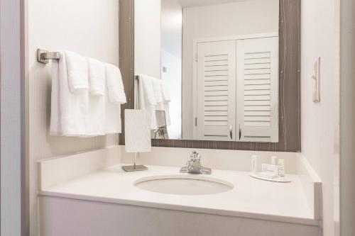 Ένα μπάνιο στο Courtyard by Marriott Rocky Mount