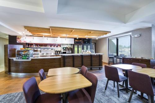 Ο χώρος του lounge ή του μπαρ στο Courtyard by Marriott Rocky Mount