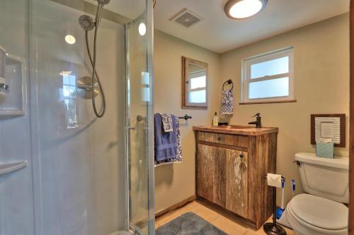 Et badeværelse på Sunflower Ridge Bungalow