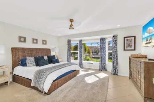 a bedroom with a bed and a window at Gorgeous Waterfront 3 Bed with Quick Access to Gulf!! in Marco Island