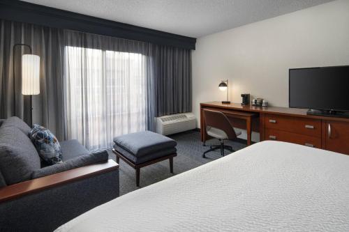 Postel nebo postele na pokoji v ubytování Courtyard by Marriott Palm Springs