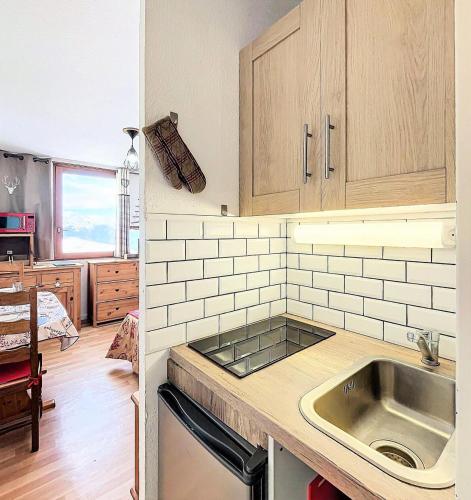 une cuisine avec un évier et un plan de travail dans l'établissement Résidence Zodiaque - STUDIO CHAMBRE 2 PERSONNES MAE-1791, à Villarembert