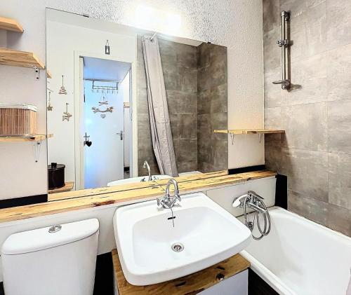 une salle de bain avec un lavabo, des toilettes et un miroir dans l'établissement Résidence Zodiaque - STUDIO CHAMBRE 2 PERSONNES MAE-1791, à Villarembert