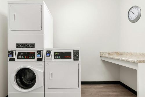 SpringHill Suites by Marriott Kanabにあるキッチンまたは簡易キッチン