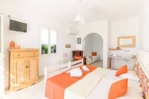 Una cama o camas en una habitación de Onira