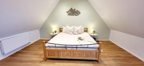 a bedroom with a large bed in a attic at Flair bei Speyer in Dudenhofen