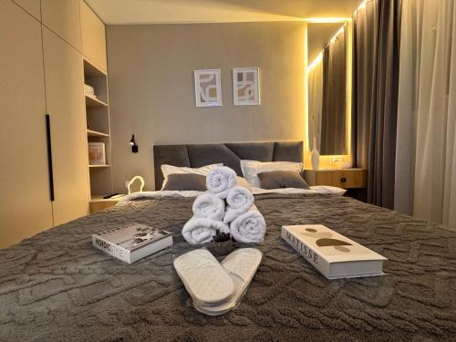 Ένα ή περισσότερα κρεβάτια σε δωμάτιο στο Saryan Vibes Boutique Stay with Netflix and Self Check-in